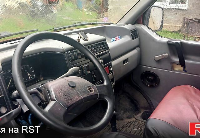 Красный Фольксваген Transporter, объемом двигателя 1.9 л и пробегом 400 тыс. км за 3700 $, фото 2 на Automoto.ua