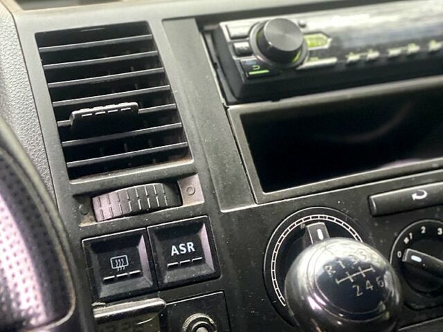 Красный Фольксваген Transporter, объемом двигателя 2.5 л и пробегом 300 тыс. км за 7500 $, фото 8 на Automoto.ua