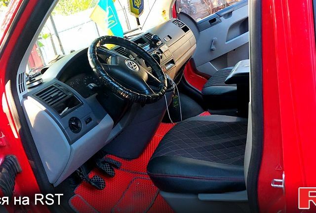Красный Фольксваген Transporter, объемом двигателя 2.5 л и пробегом 285 тыс. км за 9000 $, фото 4 на Automoto.ua