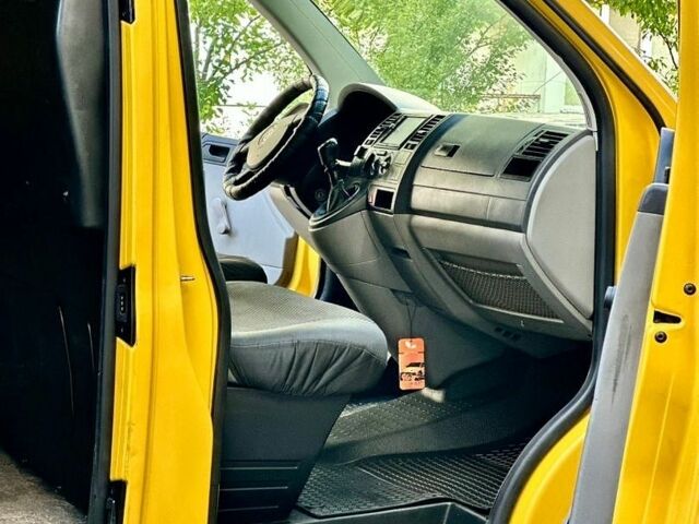 Желтый Фольксваген Transporter, объемом двигателя 2 л и пробегом 294 тыс. км за 6800 $, фото 37 на Automoto.ua