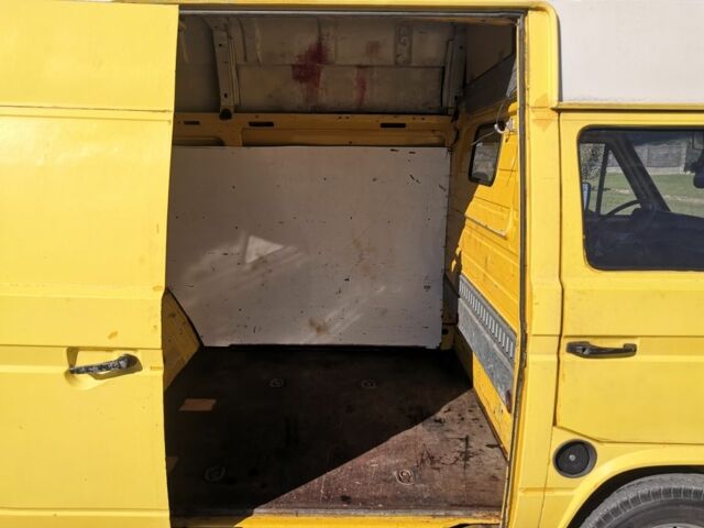 Желтый Фольксваген Transporter, объемом двигателя 1.6 л и пробегом 584 тыс. км за 1500 $, фото 10 на Automoto.ua