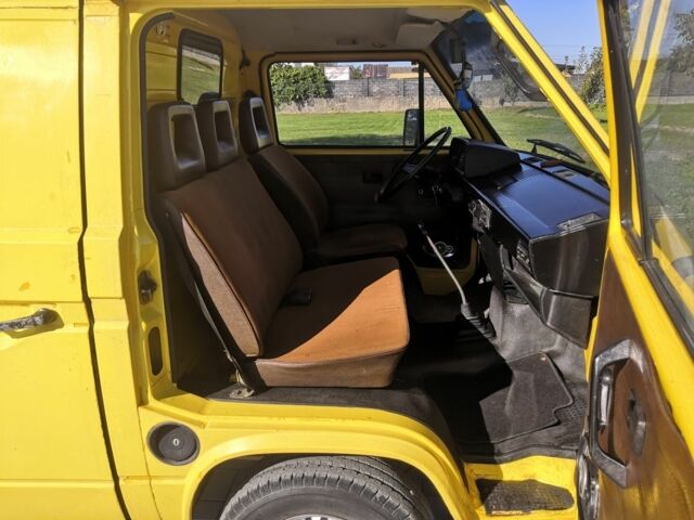 Желтый Фольксваген Transporter, объемом двигателя 1.6 л и пробегом 584 тыс. км за 1500 $, фото 9 на Automoto.ua