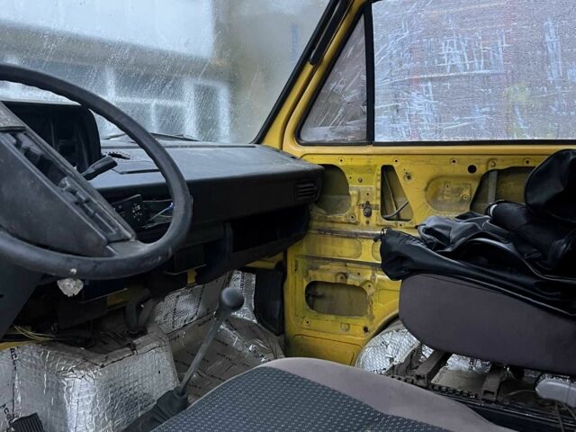 Желтый Фольксваген Transporter, объемом двигателя 1.6 л и пробегом 666 тыс. км за 1600 $, фото 4 на Automoto.ua