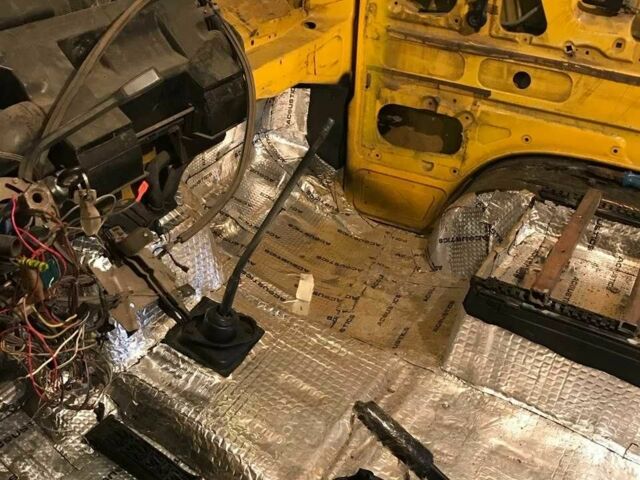 Желтый Фольксваген Transporter, объемом двигателя 1.6 л и пробегом 666 тыс. км за 1600 $, фото 3 на Automoto.ua