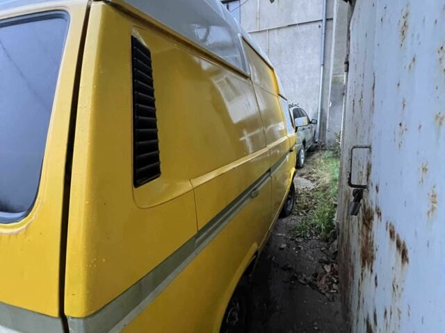 Желтый Фольксваген Transporter, объемом двигателя 1.6 л и пробегом 666 тыс. км за 1600 $, фото 5 на Automoto.ua