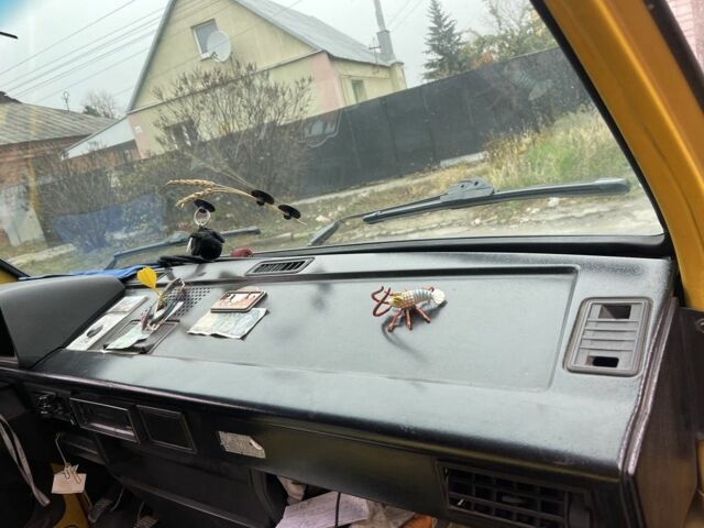 Желтый Фольксваген Transporter, объемом двигателя 1.7 л и пробегом 280 тыс. км за 2800 $, фото 4 на Automoto.ua