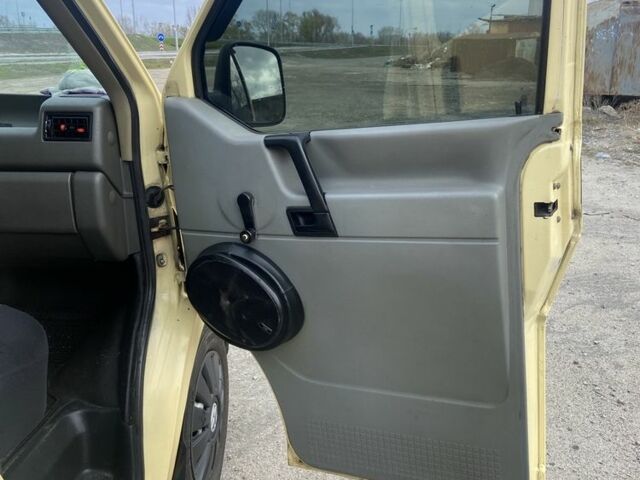 Желтый Фольксваген Transporter, объемом двигателя 1.9 л и пробегом 300 тыс. км за 3800 $, фото 6 на Automoto.ua