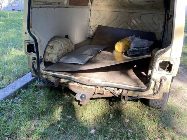 Желтый Фольксваген Transporter, объемом двигателя 1.9 л и пробегом 300 тыс. км за 3800 $, фото 14 на Automoto.ua