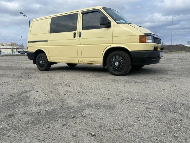 Желтый Фольксваген Transporter, объемом двигателя 1.9 л и пробегом 300 тыс. км за 3800 $, фото 2 на Automoto.ua