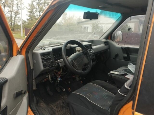Жовтий Фольксваген Transporter, об'ємом двигуна 1.9 л та пробігом 300 тис. км за 1600 $, фото 4 на Automoto.ua