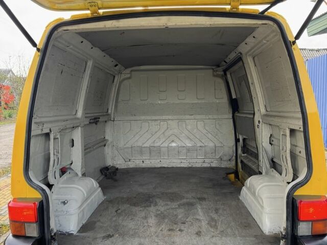 Желтый Фольксваген Transporter, объемом двигателя 1.9 л и пробегом 320 тыс. км за 8600 $, фото 5 на Automoto.ua