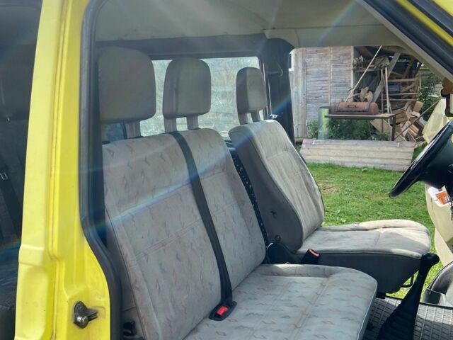 Желтый Фольксваген Transporter, объемом двигателя 1.9 л и пробегом 400 тыс. км за 4100 $, фото 6 на Automoto.ua