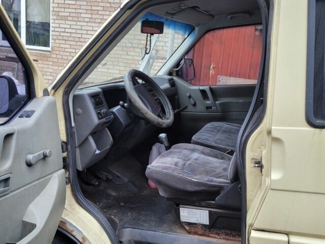 Жовтий Фольксваген Transporter, об'ємом двигуна 2.4 л та пробігом 45 тис. км за 2000 $, фото 4 на Automoto.ua