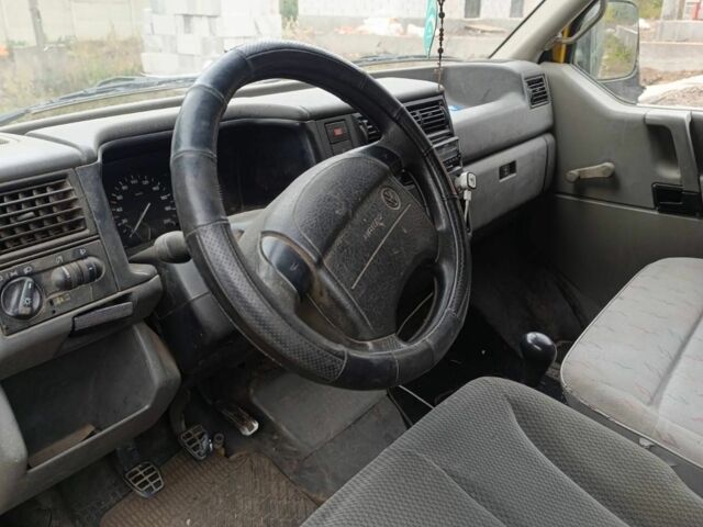 Желтый Фольксваген Transporter, объемом двигателя 1.9 л и пробегом 180 тыс. км за 4000 $, фото 1 на Automoto.ua