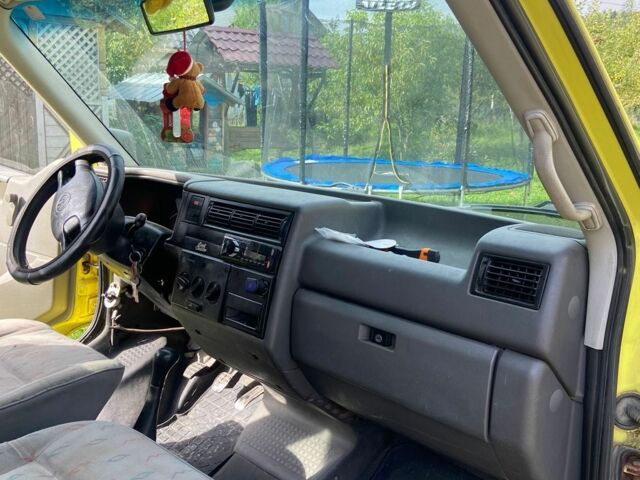 Желтый Фольксваген Transporter, объемом двигателя 1.9 л и пробегом 400 тыс. км за 4100 $, фото 5 на Automoto.ua