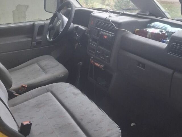 Жовтий Фольксваген Transporter, об'ємом двигуна 2.5 л та пробігом 500 тис. км за 3200 $, фото 1 на Automoto.ua