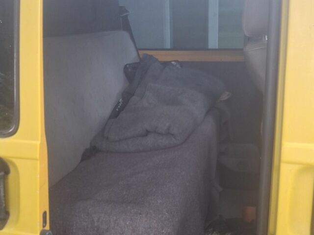 Жовтий Фольксваген Transporter, об'ємом двигуна 2.5 л та пробігом 500 тис. км за 3200 $, фото 3 на Automoto.ua