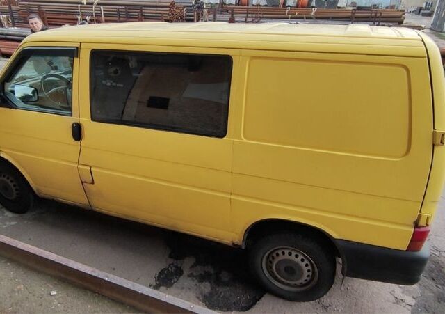 Желтый Фольксваген Transporter, объемом двигателя 2.5 л и пробегом 450 тыс. км за 5000 $, фото 3 на Automoto.ua