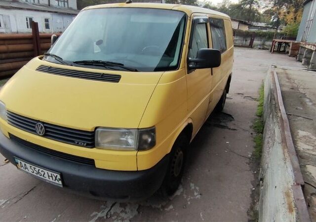 Желтый Фольксваген Transporter, объемом двигателя 2.5 л и пробегом 450 тыс. км за 5000 $, фото 1 на Automoto.ua