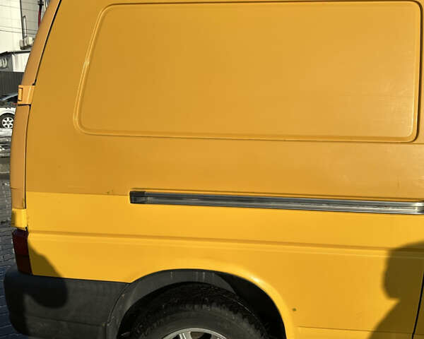 Желтый Фольксваген Transporter, объемом двигателя 1.9 л и пробегом 414 тыс. км за 4900 $, фото 5 на Automoto.ua