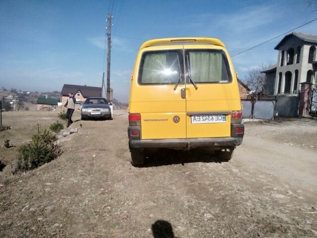 Жовтий Фольксваген Transporter, об'ємом двигуна 2.5 л та пробігом 400 тис. км за 5800 $, фото 3 на Automoto.ua