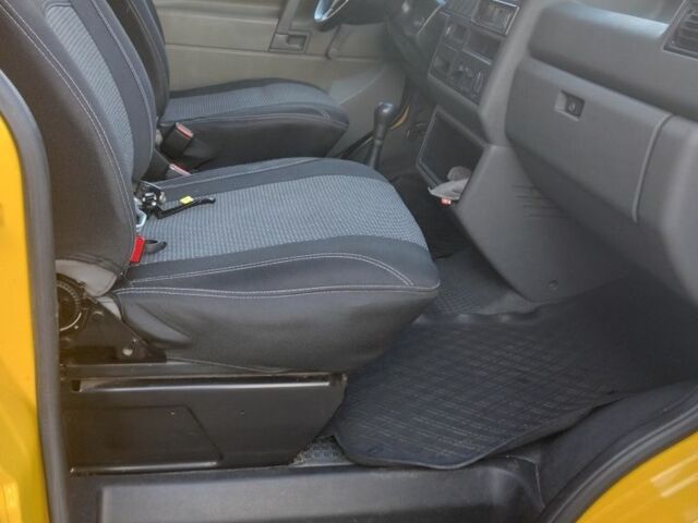 Желтый Фольксваген Transporter, объемом двигателя 2.5 л и пробегом 380 тыс. км за 7000 $, фото 3 на Automoto.ua