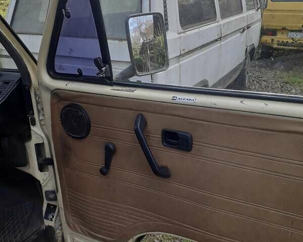 Желтый Фольксваген Transporter, объемом двигателя 1.9 л и пробегом 300 тыс. км за 2100 $, фото 7 на Automoto.ua