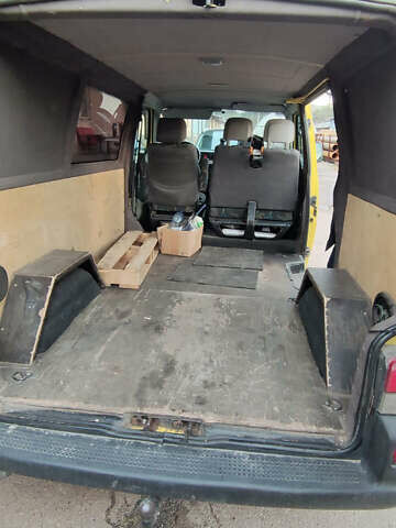 Желтый Фольксваген Transporter, объемом двигателя 2.5 л и пробегом 463 тыс. км за 5600 $, фото 5 на Automoto.ua