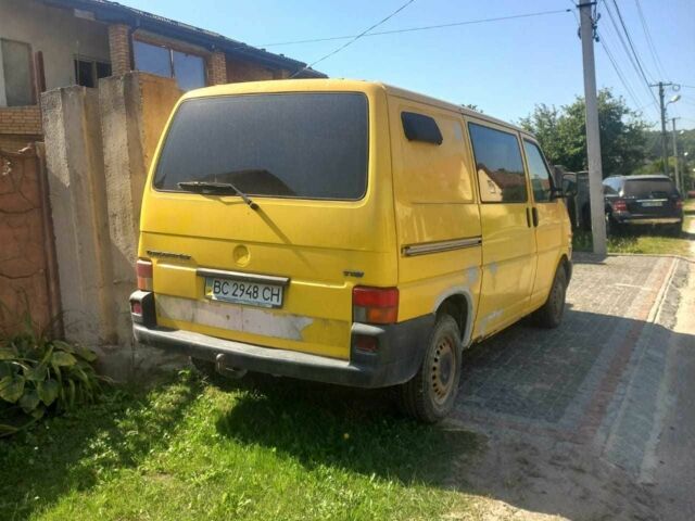 Желтый Фольксваген Transporter, объемом двигателя 2.5 л и пробегом 271 тыс. км за 4400 $, фото 1 на Automoto.ua