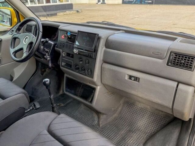 Желтый Фольксваген Transporter, объемом двигателя 2.5 л и пробегом 235 тыс. км за 2850 $, фото 6 на Automoto.ua