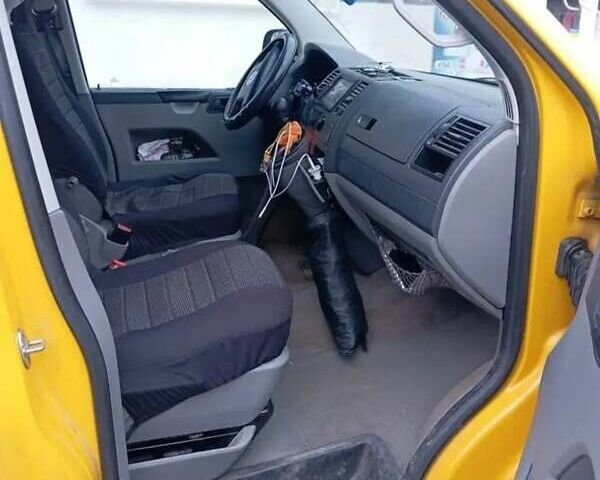 Желтый Фольксваген Transporter, объемом двигателя 1.9 л и пробегом 480 тыс. км за 5500 $, фото 4 на Automoto.ua