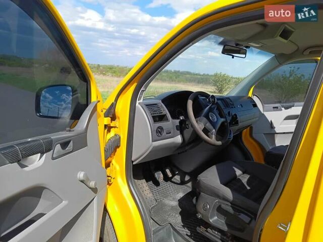 Желтый Фольксваген Transporter, объемом двигателя 1.9 л и пробегом 316 тыс. км за 10000 $, фото 2 на Automoto.ua