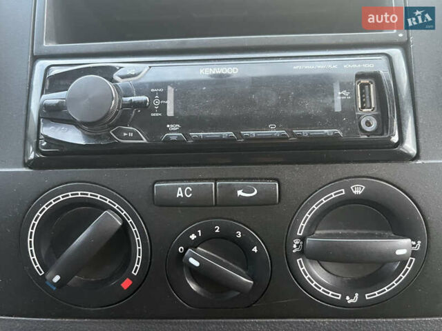Желтый Фольксваген Transporter, объемом двигателя 2 л и пробегом 190 тыс. км за 7700 $, фото 11 на Automoto.ua