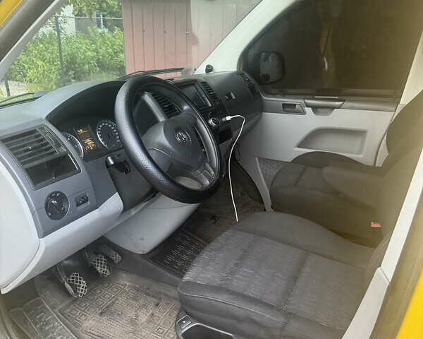 Желтый Фольксваген Transporter, объемом двигателя 1.97 л и пробегом 200 тыс. км за 11777 $, фото 2 на Automoto.ua