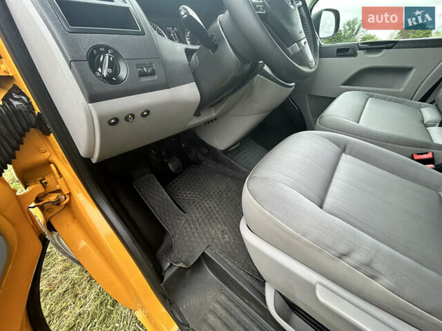 Жовтий Фольксваген Transporter, об'ємом двигуна 2 л та пробігом 160 тис. км за 12241 $, фото 10 на Automoto.ua