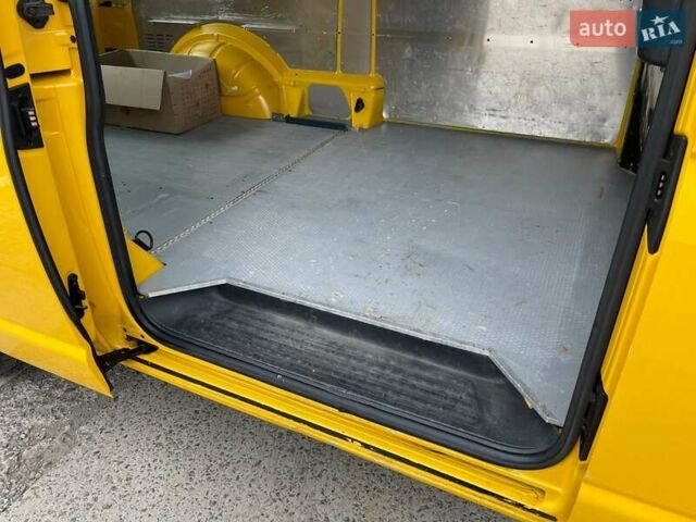 Желтый Фольксваген Transporter, объемом двигателя 2 л и пробегом 228 тыс. км за 21990 $, фото 27 на Automoto.ua