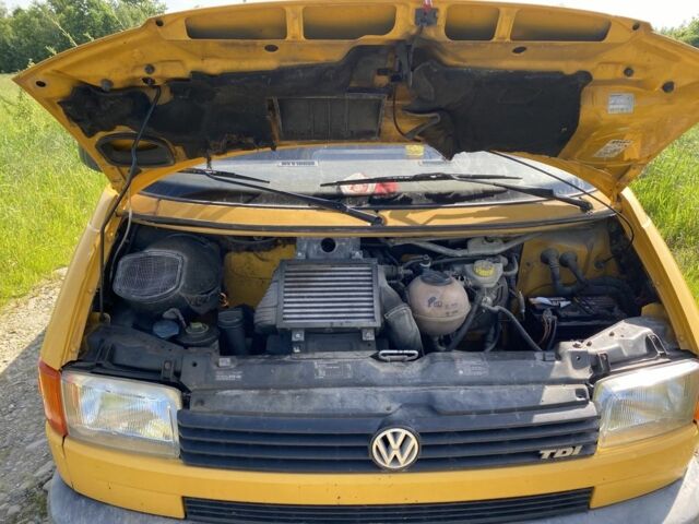 Желтый Фольксваген Transporter, объемом двигателя 2.5 л и пробегом 494 тыс. км за 4900 $, фото 9 на Automoto.ua