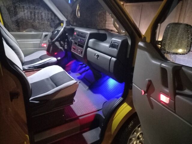 Желтый Фольксваген Transporter, объемом двигателя 1.9 л и пробегом 333 тыс. км за 6250 $, фото 19 на Automoto.ua