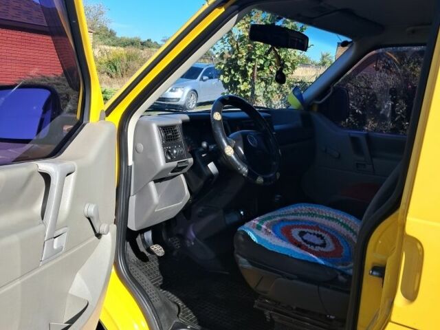 Желтый Фольксваген Transporter, объемом двигателя 1.9 л и пробегом 367 тыс. км за 5244 $, фото 1 на Automoto.ua