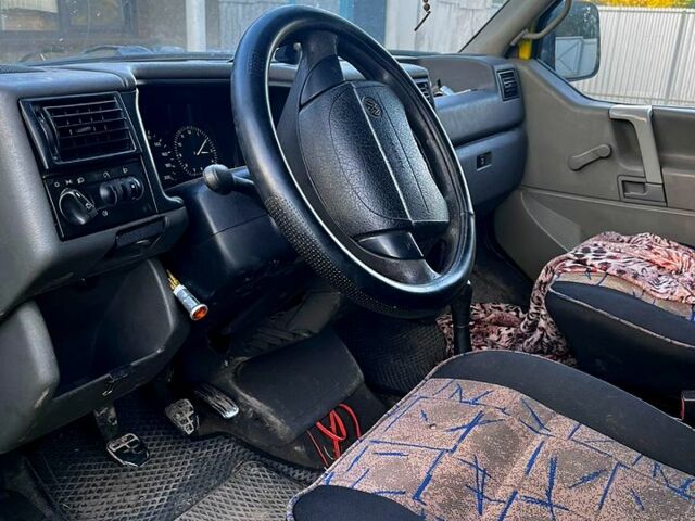 Желтый Фольксваген Transporter, объемом двигателя 1.9 л и пробегом 300 тыс. км за 4500 $, фото 4 на Automoto.ua