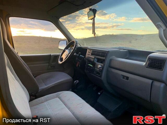 Желтый Фольксваген Transporter, объемом двигателя 1.9 л и пробегом 260 тыс. км за 4200 $, фото 3 на Automoto.ua