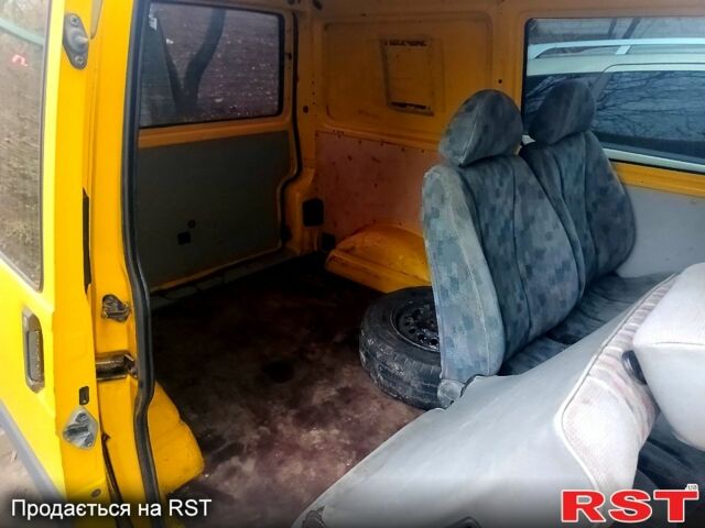 Желтый Фольксваген Transporter, объемом двигателя 1.9 л и пробегом 260 тыс. км за 4500 $, фото 6 на Automoto.ua
