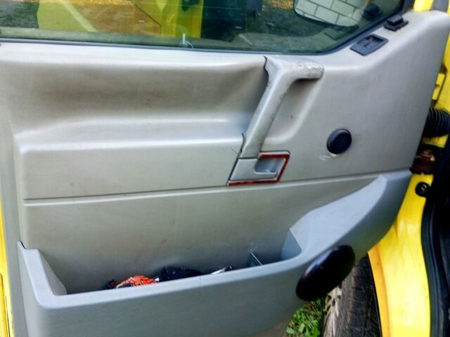 Желтый Фольксваген Transporter, объемом двигателя 2.5 л и пробегом 57 тыс. км за 4300 $, фото 3 на Automoto.ua