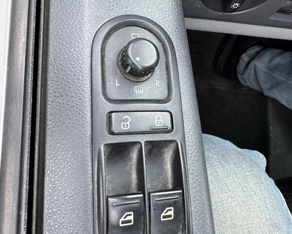 Серый Фольксваген Transporter, объемом двигателя 1.97 л и пробегом 330 тыс. км за 12800 $, фото 13 на Automoto.ua