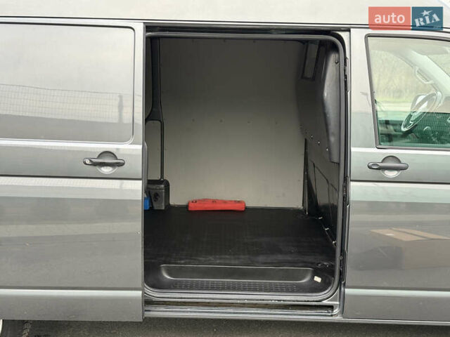 Серый Фольксваген Transporter, объемом двигателя 2 л и пробегом 228 тыс. км за 19400 $, фото 18 на Automoto.ua