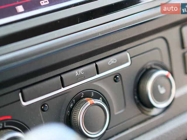 Серый Фольксваген Transporter, объемом двигателя 2 л и пробегом 248 тыс. км за 23000 $, фото 74 на Automoto.ua