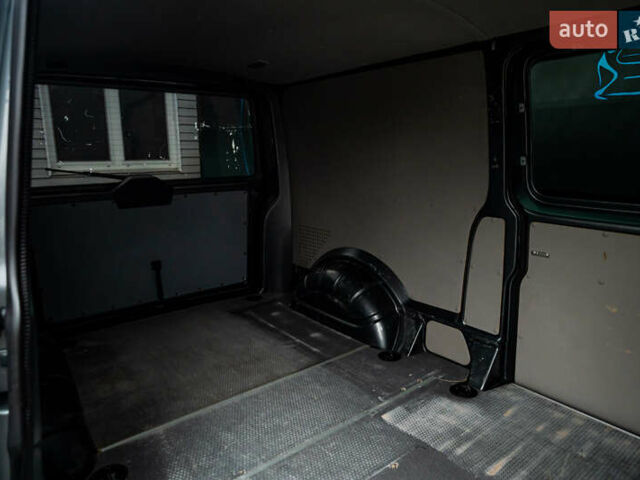 Серый Фольксваген Transporter, объемом двигателя 2 л и пробегом 159 тыс. км за 26500 $, фото 48 на Automoto.ua