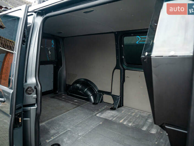 Серый Фольксваген Transporter, объемом двигателя 2 л и пробегом 159 тыс. км за 26500 $, фото 46 на Automoto.ua