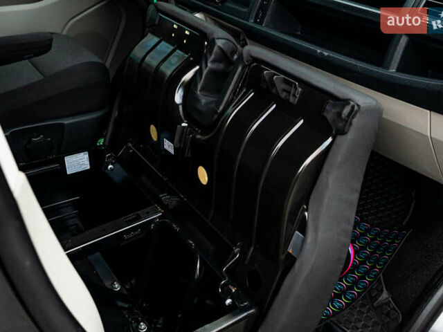 Серый Фольксваген Transporter, объемом двигателя 2 л и пробегом 159 тыс. км за 26500 $, фото 55 на Automoto.ua