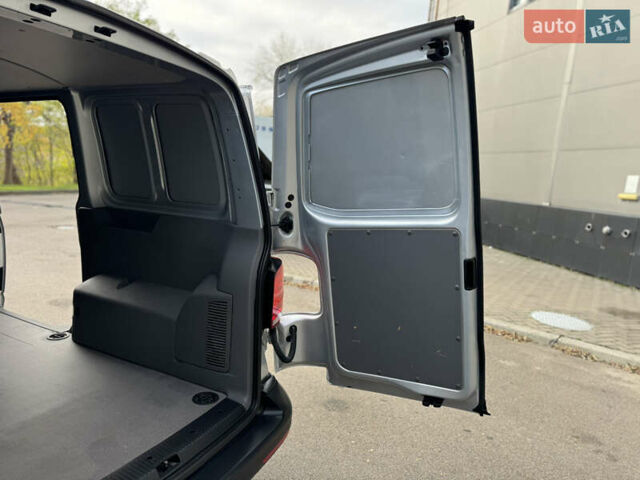 Серый Фольксваген Transporter, объемом двигателя 1.97 л и пробегом 220 тыс. км за 29500 $, фото 36 на Automoto.ua